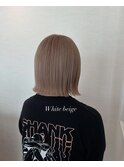 ホワイトベージュ×切りっぱなし外はねボブ