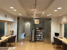 タタ(hair make tata)の雰囲気（すっきりとあたたかみのある空間でゆっくりくつろいで頂ければ☆）