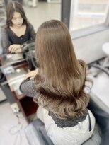 ビゼ 梅田(BIZE)&nbsp;艶感と毛先の動きが美しい上品ロングヘア。