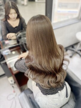 ビゼ 梅田(BIZE) 艶感と毛先の動きが美しい上品ロングヘア。