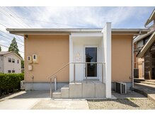 カルミア(Kalmia)の雰囲気（住宅街に佇む、落ち着いた雰囲気の入り口です。）