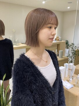 キュー(que) ミニボブ ハイトーンベージュ ミルクティーベージュ