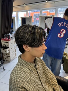 アイズ 海老名(AIZU) 金メッシュ センターパートウルフ ブリーチ メンズカラー