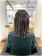 白髪を目立たせず、若々しい印象を作りたい方は《ベージュ系》のバレイヤージュがオススメ！