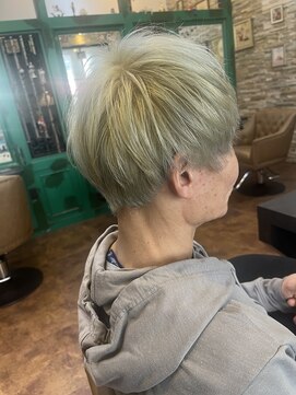 ヘアーラウンジ アンフィ 井土ヶ谷(Hair Lounge Anphi) シルバーブロンド