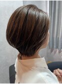 首元がすっきり見えるショートボブ