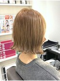 ベージュハイライトで叶える立体ショートボブ