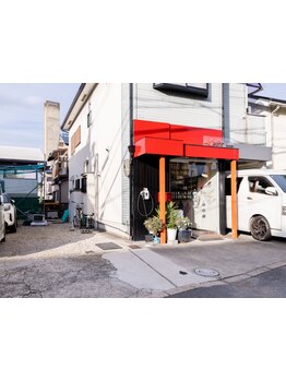 周りを気にせずリラックス！家族と一緒でも隣で話せる気軽さで温かなアットホームなサロン。