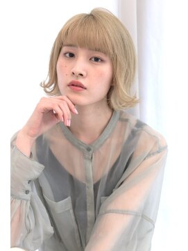 ハイトーンミルクティーベージュ×外ハネショートボブ