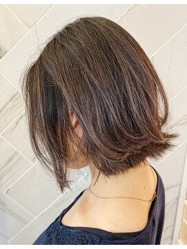 ジーナ セントラル銀座(Zina) 外ハネ耳掛けレイヤーボブ／ハイライトハイグレージュ