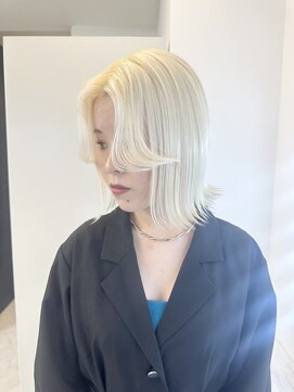 アルーシェウィズスカイ 原宿(Alushe with Sky) ホワイトブロンド/ホワイトカラー/ダブルカラー/ケアブリーチ