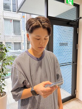 アイズ 海老名(AIZU) センターパート 個性派スタイル 七三分け フェード