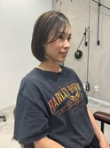 やわらかベージュの艶髪ボブ