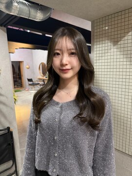 クルミ(kurumi) 透明感グレージュ×ゆるレイヤーで大人かわいく