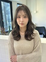 リラ(Lila’s)&nbsp;ミントアッシュカラー　レイヤーカット　薄め前髪　大人女性