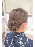 ルーズなボリュームシニヨンスタイル
