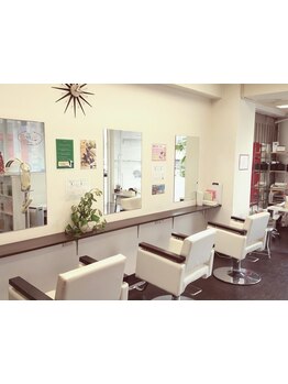 経験豊富なベテランスタイリストがマンツーマンで施術する少人数サロン◇周りの目を気にせず相談できる◎