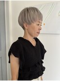 ホワイティシャイニーグレーのマッシュショート