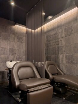 FLORIS HAIR ART【フローリス ヘア アート】の写真/スパニスト在籍！マイクロスコープ使用し、頭皮環境を整える。お悩みに寄り添うオーダーメイドな本格ケア◎