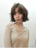 小顔くびれミディアムレイヤーワンカールくすみベージュワンレン
