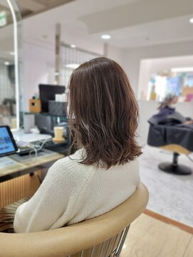 e.m.a プレミアムビューティーサロン 栄駅店(e.m.a PREMIUM BEAUTY SALON) 外ハネミディアム