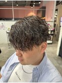 大人の魅力を引き出すメンズ緩め波巻きパーマスタイル