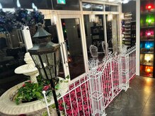 アザラ(AXARA)の雰囲気（入り口を入ると噴水と白の門扉がお出迎え　【海老名】）