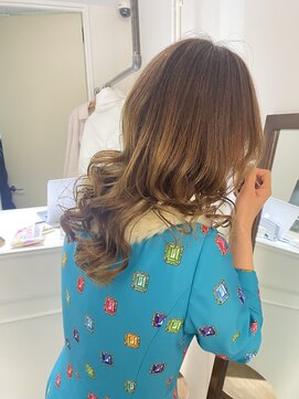イリ 梅田(ili) ナチュラルバレイヤージュ