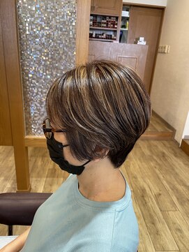 スウィートテラス 読谷村大湾店 白髪ぼかしハイライト・くびれショート