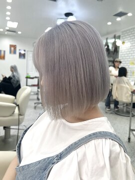 ロマーリ(LOMARLIE) 【ホワイトシルバー】×【切りっぱなしボブ】
