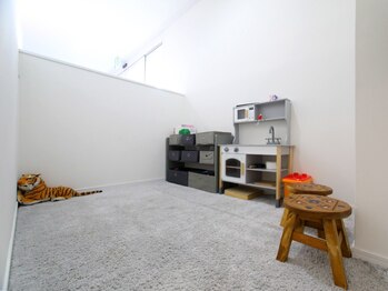 ニコ(NIKO)の写真/キッズスペース/幼児カットあり☆お子様連れのママさん大歓迎！忙しいママさんへ朝ラクstyleをご提案♪