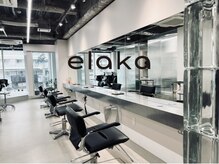 イラカ(elaka)の雰囲気(セット面に広がる鏡が開放感あふれるミニマルな空間)