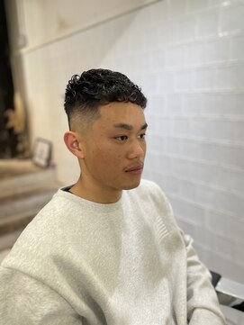 メリケンバーバーショップ フクオカ(MERICAN BARBERSHOP FUK) スパイラル ツイストパーマ ビジネス かき上げフェード