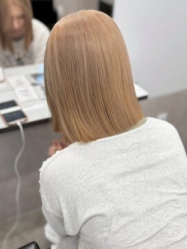 ロイオブジゼル(roi of GiseL) ミディアム ボブ ハイトーン ミルクティーベージュ 10代20代