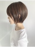 大人まとまる前下がりショートボブ　耳かけショート