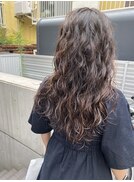 強めパーマスパイラルパーマロングヘアー暗めカラーダークブルー