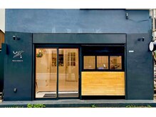 ウッキースタイル 学芸大学(UKKEY STYLE)の雰囲気（黒色の外観で、木目のカフェブースが目印です。無料駐車場完備！）