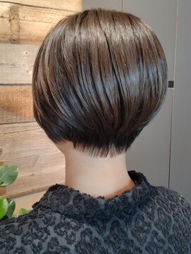 ベイショア(Bay Shore NY) 大人かわいいくすみベージュショート