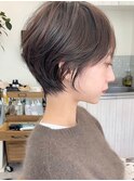 白髪×ショートカット×艶カラーで自然に明るい大人丸みヘア