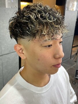 ディスイズバーバー(THIS IS BARBER) ハイライト スパイラルパーマ スキンフェード