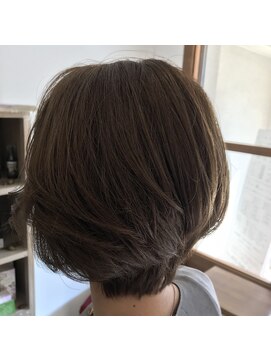 ラグ(RAG) ベージュ系前下がり大人ボブ