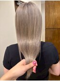 ホワイトブロンドハイトーンうるツヤストレートヘア20代30代