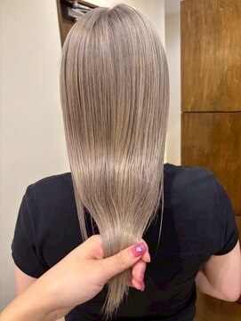 ホワイトブロンドハイトーンうるツヤストレートヘア20代30代