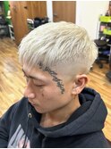 抜きっぱなしホワイトブロンドスキンフェードカット