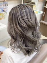 【シャドールーツ】全体ブリーチで根元に暗い色を入れ、陰影と立体感を作り込む一歩先のお洒落スタイルへ♪