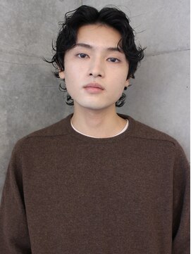 オーオ シカシカ(OOO YY) センターパートウルフ×スパイラルパーマ/フェザーウルフ