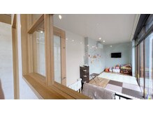 エストリノ(est lino)の雰囲気（8畳ほどの広々と明るいキッズスペース。【磯子】）