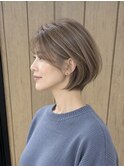上品ベージュ丸みボブ