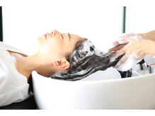 リフトアップ効果も！？頭のてっぺんは手で動かさない限り動かない！？