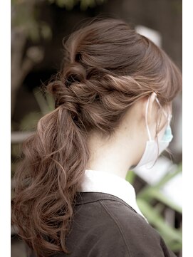 ニーイチイチ(211) ゆるふわウェーブ編み下ろし/ミルクティーベージュ/ヘアセット